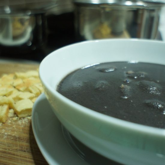 Sopa de feijão com Massinha de Queijo da Marina