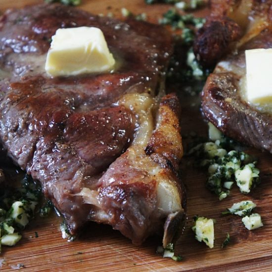 Receita de Chuleta Grelhada com Manteiga, Alho e Ervas