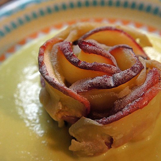 Receita de Flor de Maçã com Massa Folhada e Creme Inglês