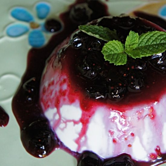 Receita de Panna Cotta de Nata e Calda de Mirtilo (blueberry)