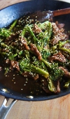 Receita de Bife de Alcatra com Brocolis, Gengibre e Gergelim (à chinesa)