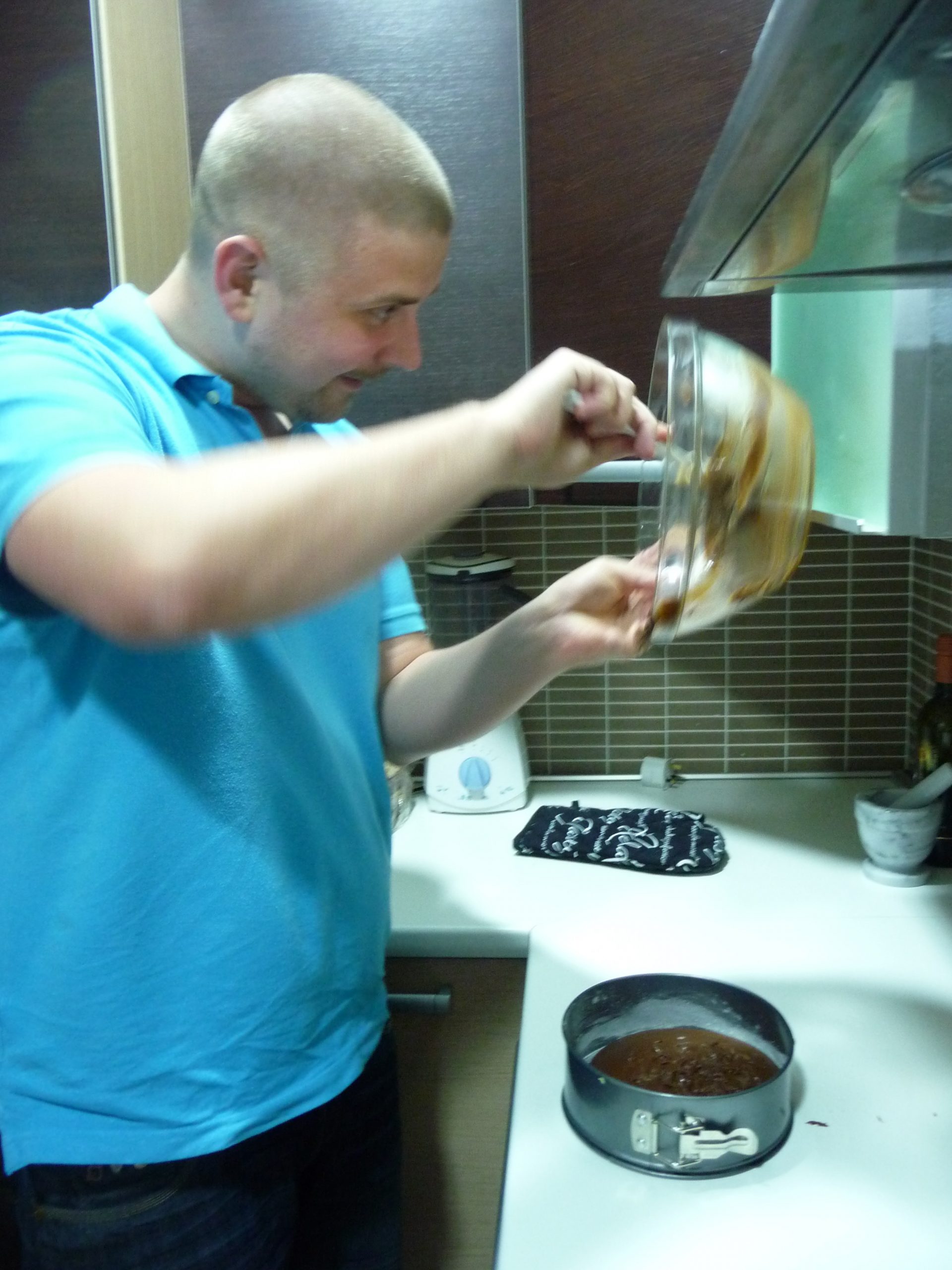 David raspando a massa da Kladdkaka