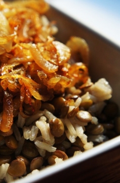 Lentilha com Arroz e Cebola Caramelizada