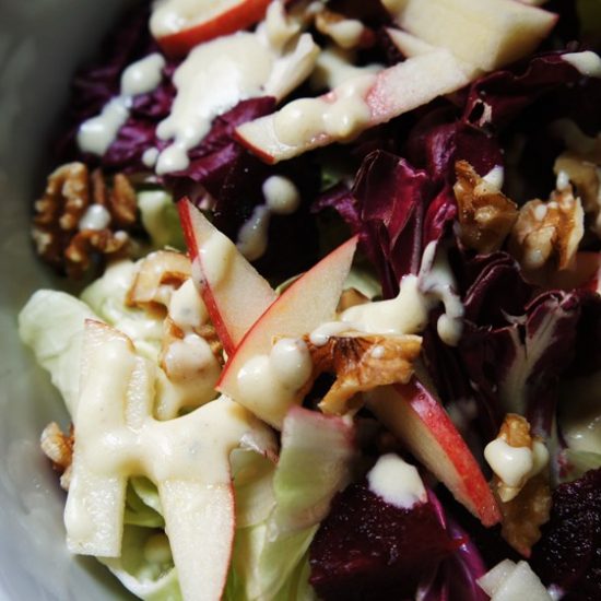 Salada de Folhas com Maçã, Nozes e Queijo de Cabra