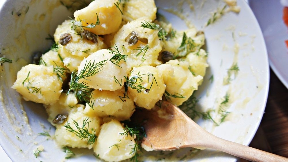 Receita de Salada de Batata Cítrica para Servir com Peixe