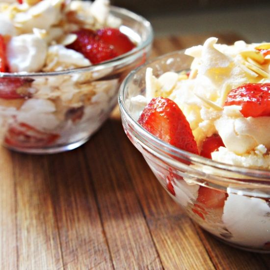 Sobremesa de Morango, Merengue e Chantilly.