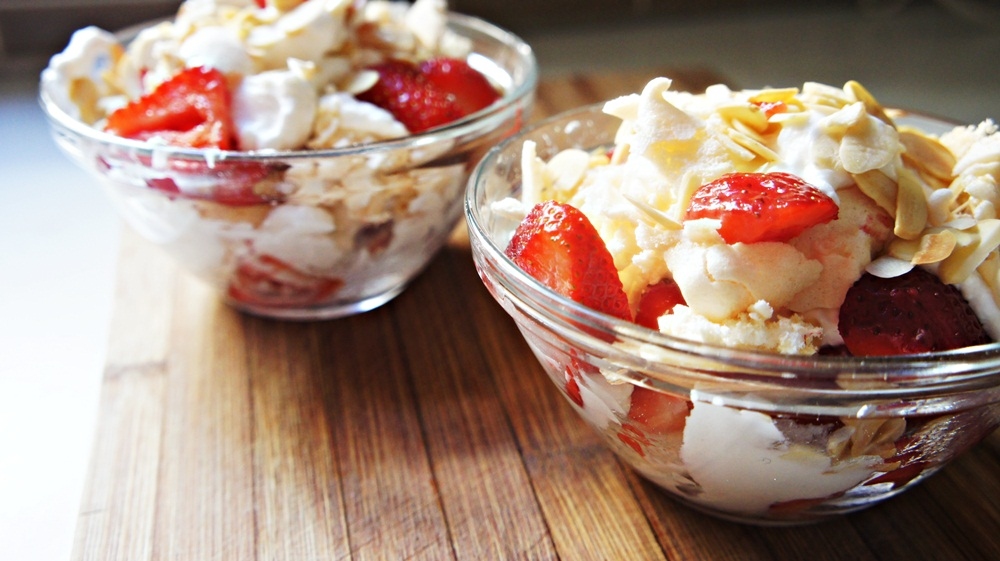 Sobremesa de Morango, Merengue e Chantilly.