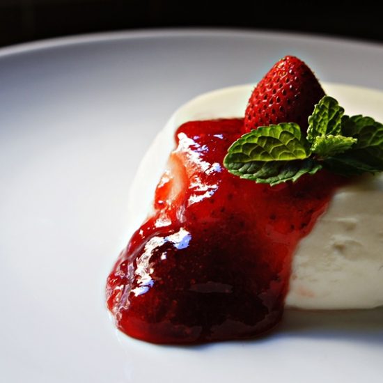Como Fazer uma Panna Cotta Perfeita (com 8 opções de calda)