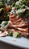 Receita de Salmão com Alho Poró, Ervilha e Creme Azedo