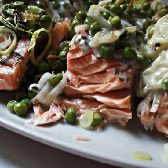 Receita de Salmão com Alho Poró, Ervilha e Creme Azedo