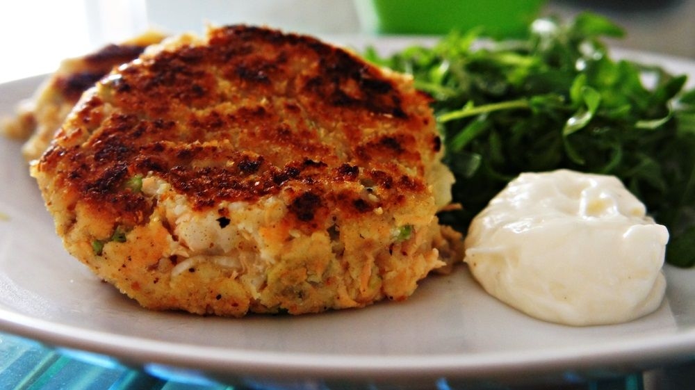 Receita de Bolinho de Salmão com Maionese de Limão