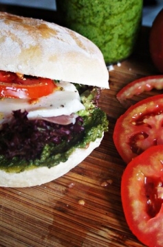 Sanduíche Italiano com Parma e Pesto