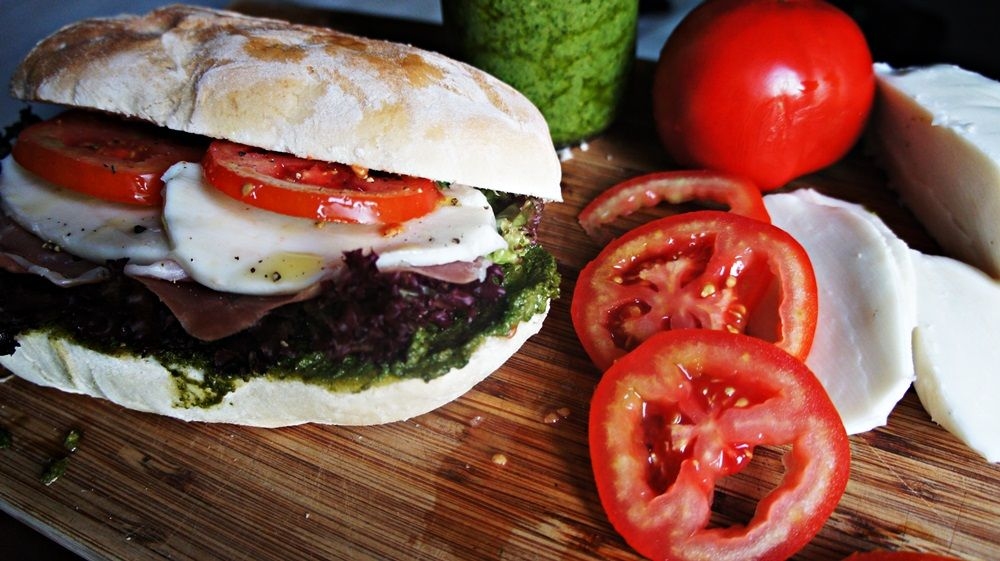 Sanduíche Italiano com Parma e Pesto