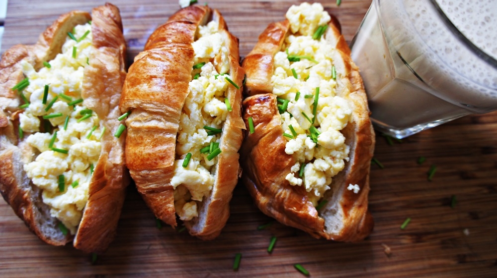 Receita de Croissant com Ovos Mexidos e Queijo Cheddar