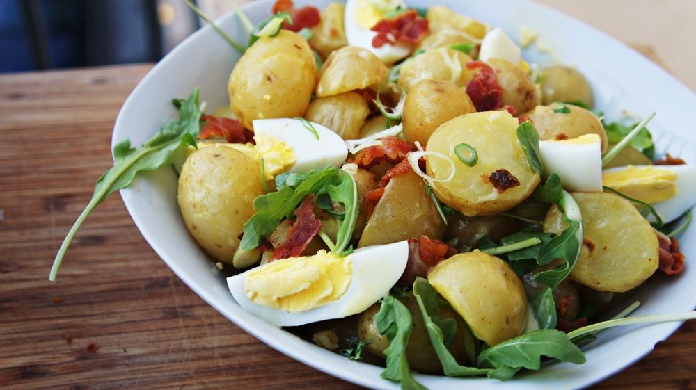 Receita de Salada de Batata Bolinha com Bacon - Delicitas