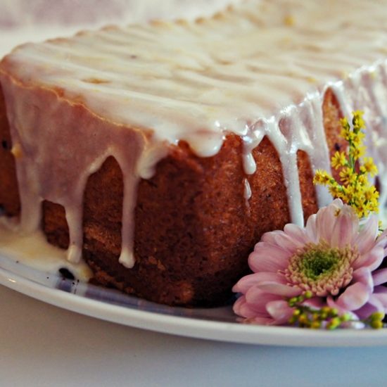 Receita de Bolo Madeira com Cobertura de Açúcar e Limão