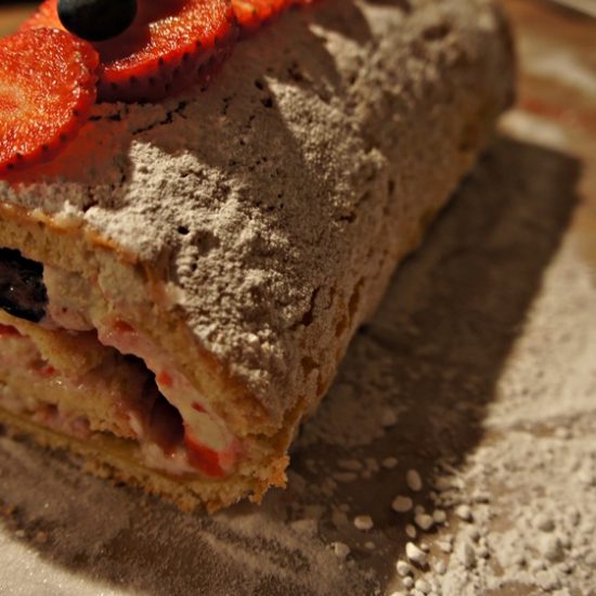 Receita de Rocambole de Morango e Mascarpone (swiss roll)
