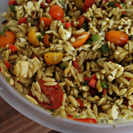 Receita de Salada de Massa com Pesto, Pimentão, Tomate e Mozarela