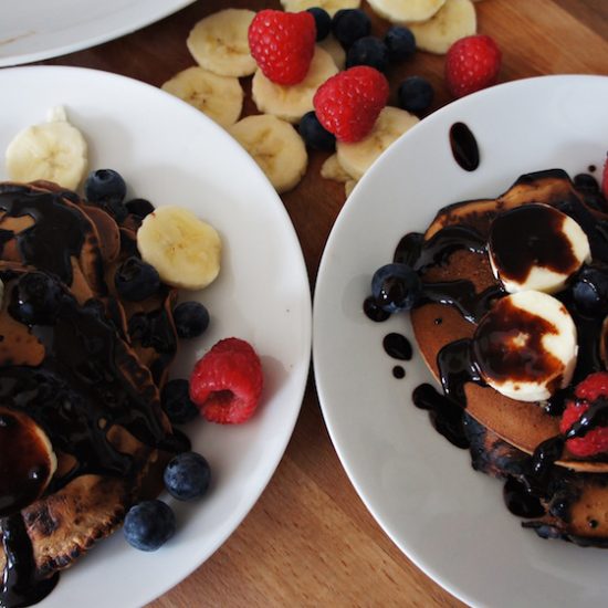Panqueca e calda de chocolate com frutas frescas