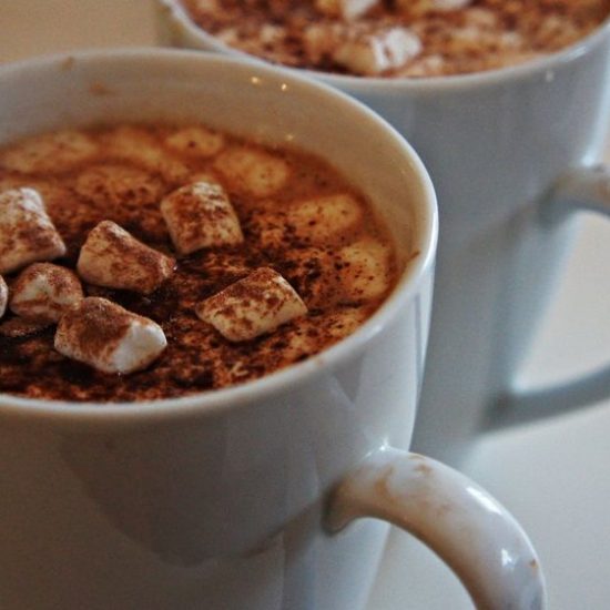 O clássico Chocolate Quente com Achocolatado e Marshmallow