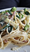 Espaguete ao Molho de Creme com Legumes e Salame