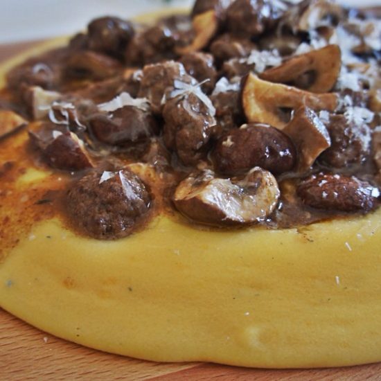 Polenta com Mini Almôndegas e Cogumelos