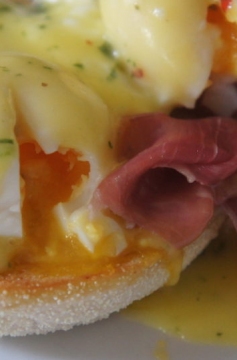 Receita de Ovo Benedict Fácil