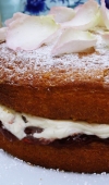 Receita de Bolo de Baunilha com Recheio de Nata e Geléia de Morango