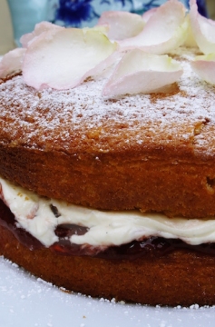 Receita de Bolo de Baunilha com Recheio de Nata e Geléia de Morango