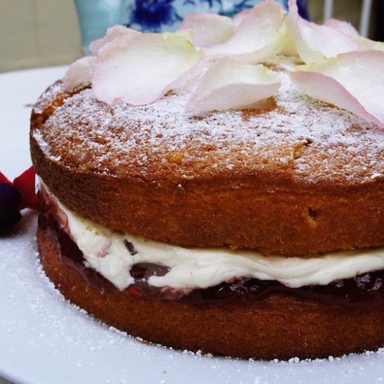 Receita de Bolo de Baunilha com Recheio de Nata e Geléia de Morango