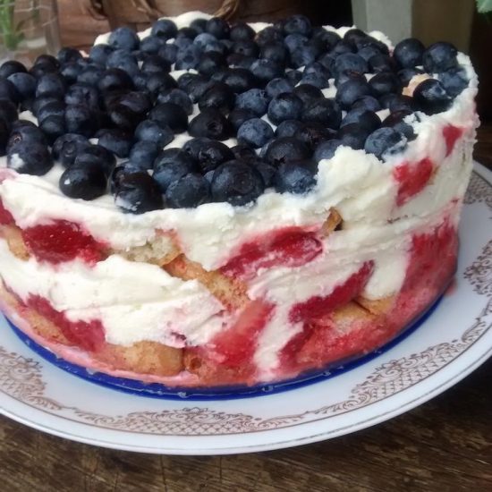 Receita de Torta Gelada de Morango e Mirtilo