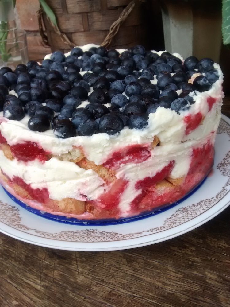 Receita de Torta Gelada de Morango e Mirtilo