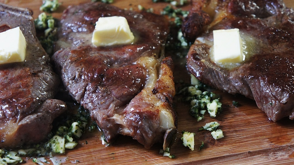 Receita de Chuleta Grelhada com Manteiga, Alho e Ervas