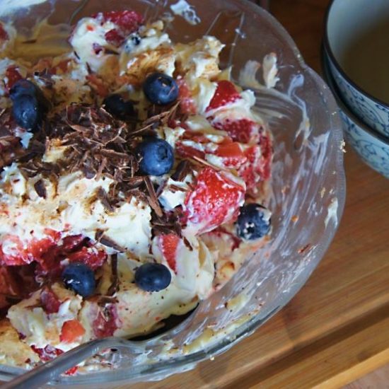 Receita de Bagunça de Morango, Mirtilo, Merengue e Chantilly com Surpresa no Final