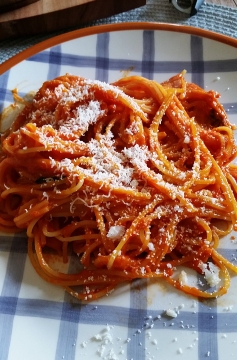 Receita de Espaguete com Molho Cremoso de Pimentão Vermelho e Tomate