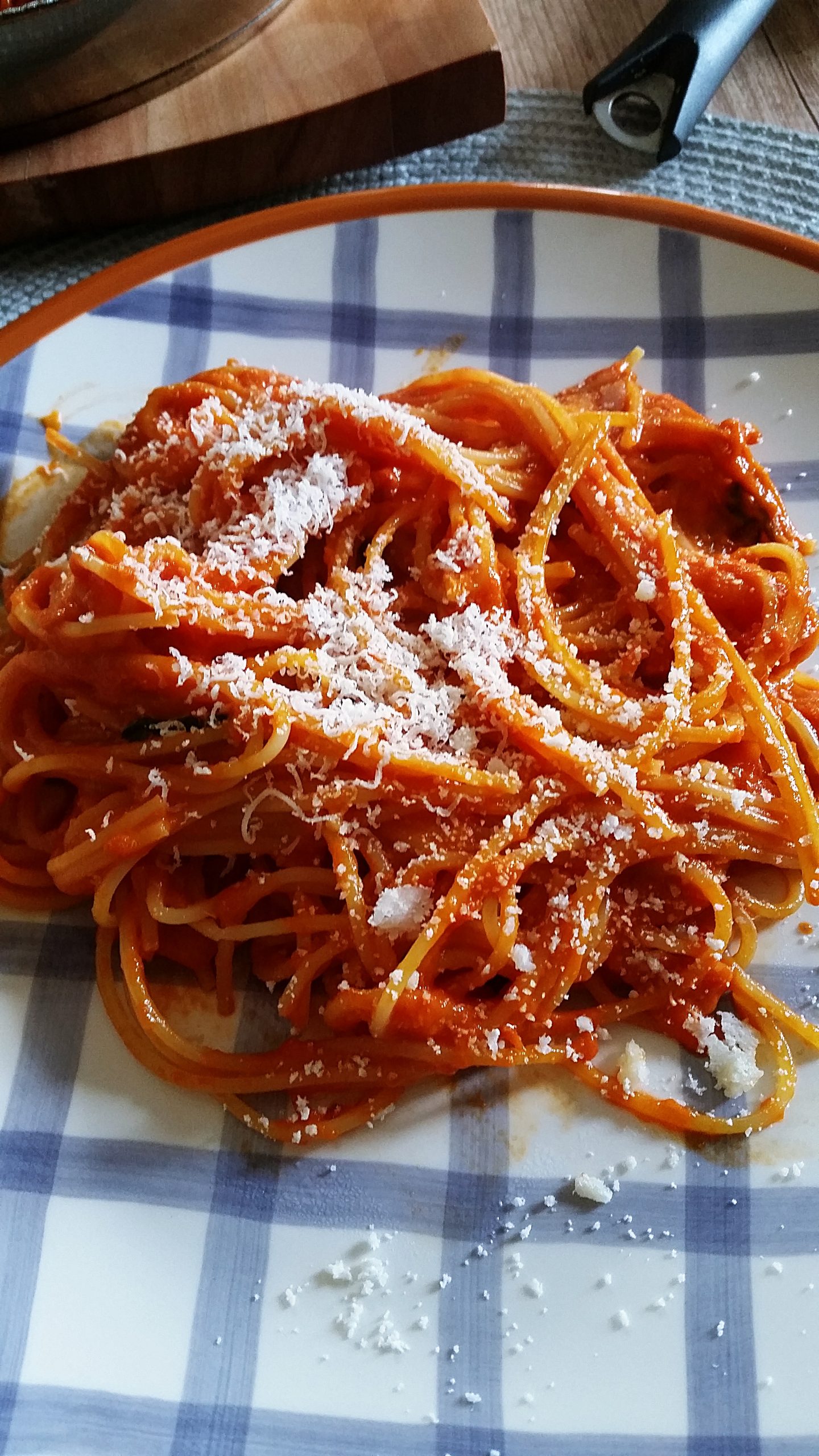 Receita de Espaguete com Molho Cremoso de Pimentão Vermelho e Tomate