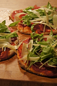 Receita de Pizza de Presunto Parma, Rúcula e Queijo Parmesão