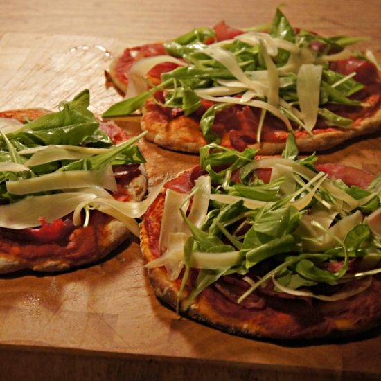 Receita de Pizza de Presunto Parma, Rúcula e Queijo Parmesão