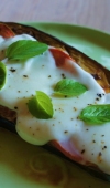 Receita de Berinjela Assada com Tomate, Alho e Mozzarella de Búfala