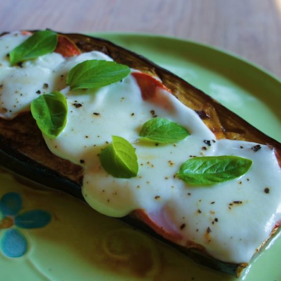 Receita de Berinjela Assada com Tomate, Alho e Mozzarella de Búfala