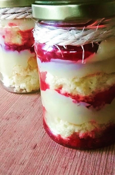 Receita de Bolo no Pote de Morango e Creme de Leite Condensado