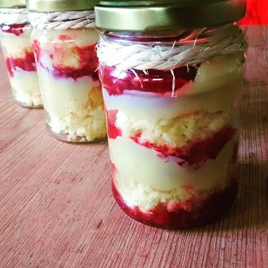 Receita de Bolo no Pote de Morango e Creme de Leite Condensado
