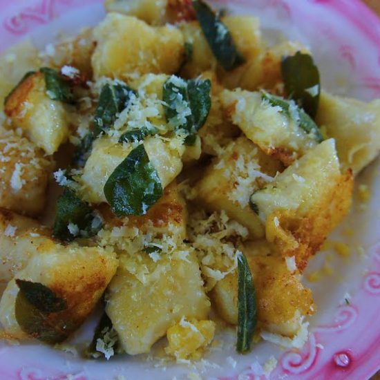 Receita de Nhoque de Batata com Molho de Sálvia, Manteiga e Queijo Gruyere