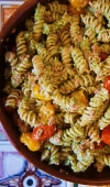 Receita de Salada de Massa com Pesto, Atum e Tomate Assado
