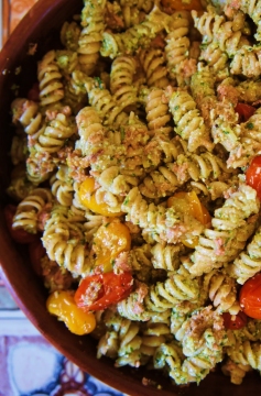 Receita de Salada de Massa com Pesto, Atum e Tomate Assado