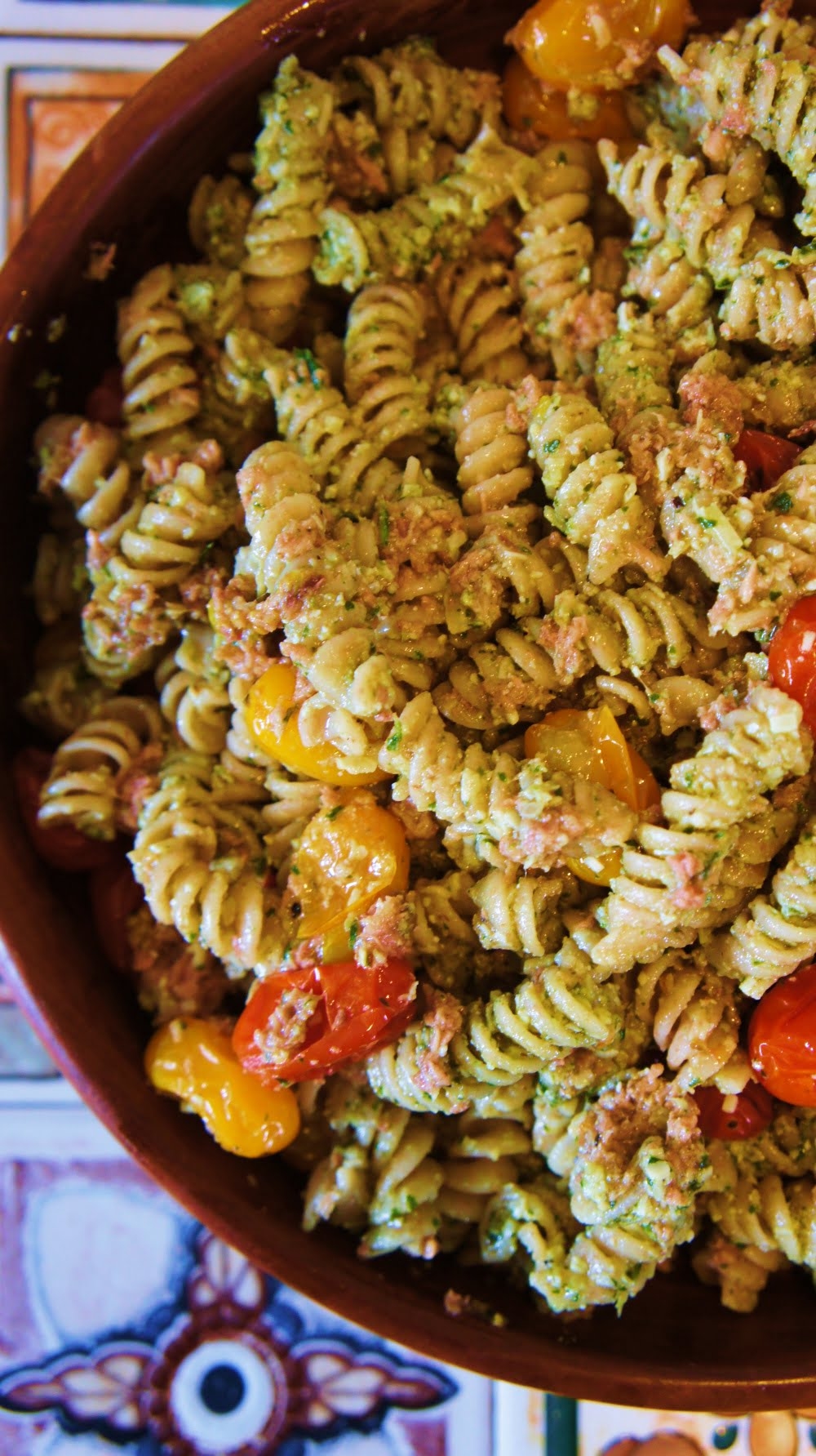 Receita de Salada de Massa com Pesto, Atum e Tomate Assado