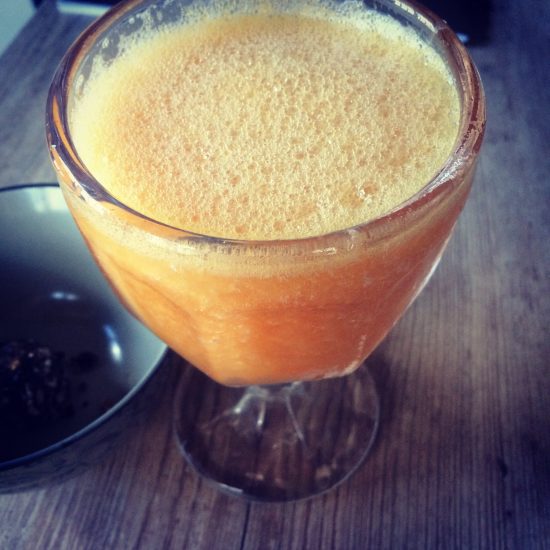 Receita de Suco de Laranja, Mamão e Gengibre pra Refrescar e Alimentar