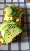 Receita de Torrada com Ovos Mexidos e Abacate