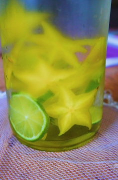 Receita de Água Aromatizada com Carambola e Limão