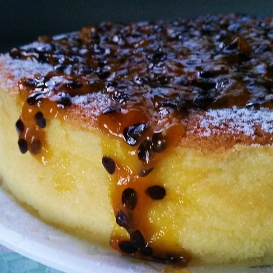 Receita de Cheesecake Japonesa de Chocolate Branco e Calda de Maracujá